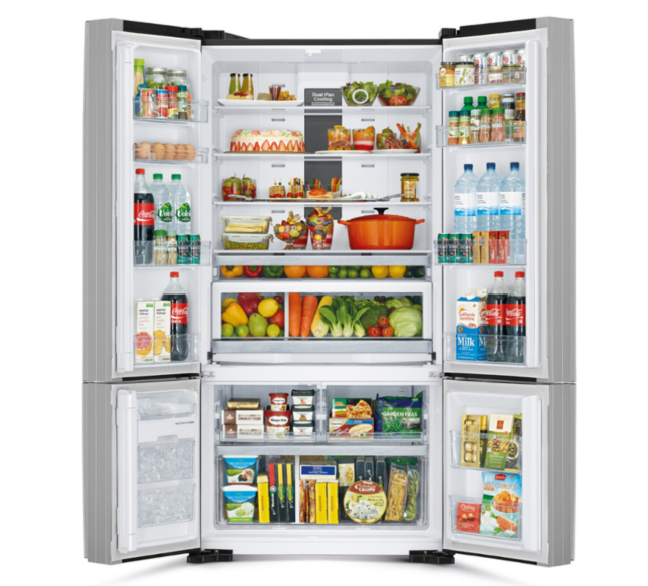 종류별로 깔끔하게 정리된 냉장고 내부. 음료, 채소, 반찬, 냉동식품이 공간별로 나뉘어 있다