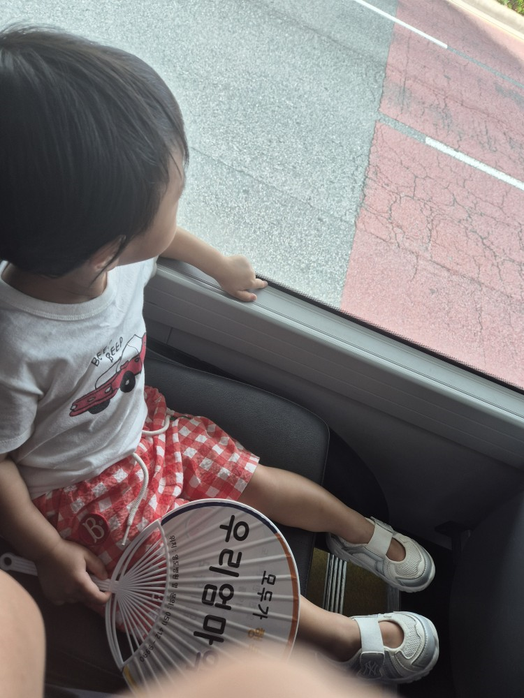 어린이집 가고 있는 아이