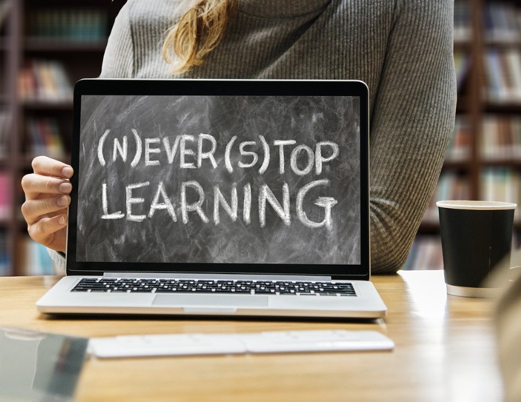 노트북과 여성 이미지