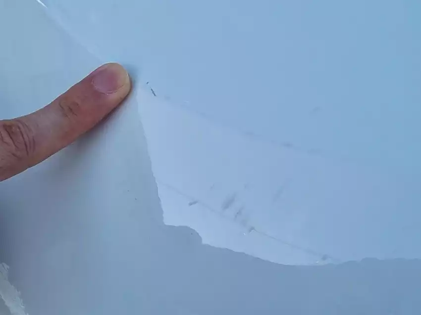 보닛에 난 상처를 확대한 모습입니다.