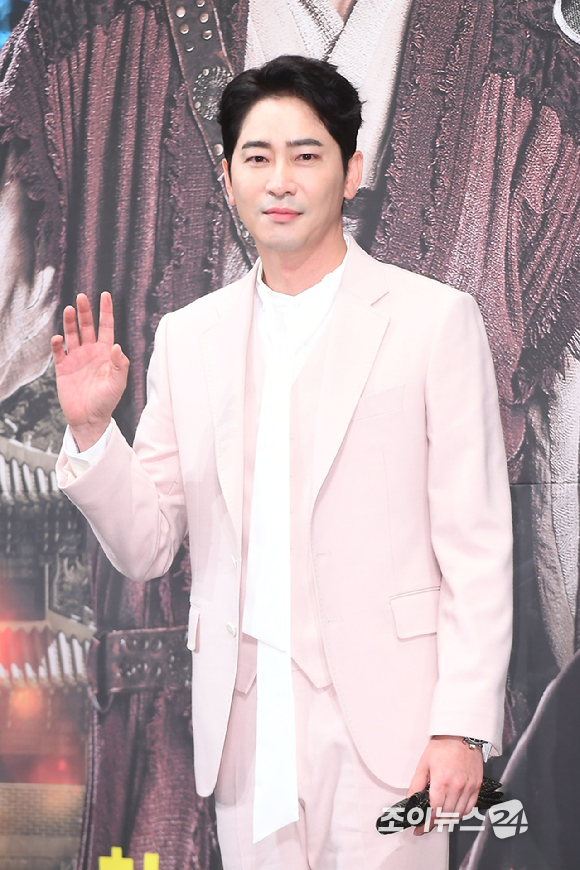배우 강지환이 TV CHOSUN 주말 드라마 '조선생존기'(연출 장용우) 제작발표회에 참석해 포즈를 취하고 있다.
