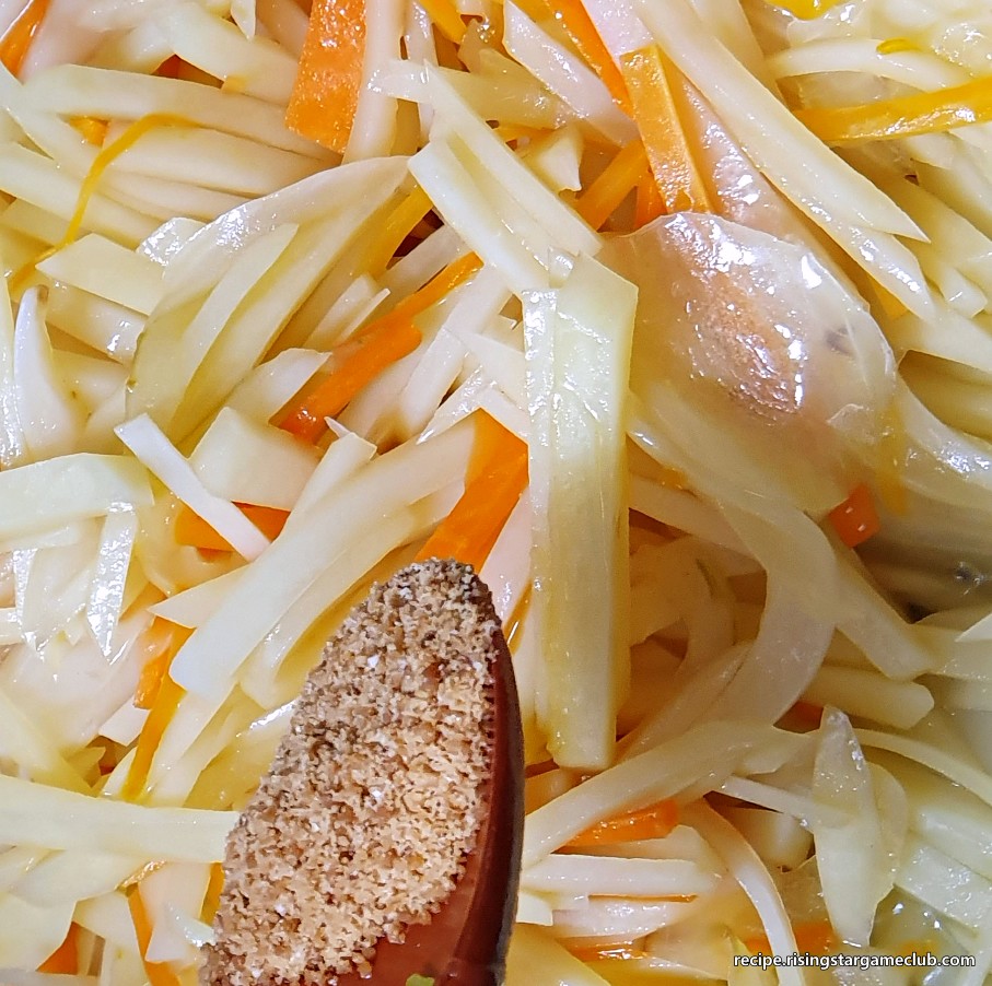 감자채볶음에 다시다 1/2T를 넣는 사진