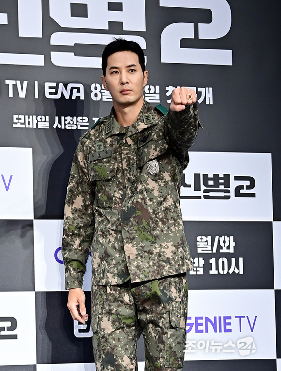 배우 김지석이 28일 오후 서울 신도림 디큐브시티 더 세인트에서 열린 지니 TV 오리지널 신병2 제작발표회에서 포토타임을 갖고 있다. &#39;신병2&#39;는 &#39;신병&#39; 시즌1에 이어지는 스토리로 일병만 되면 편해질 줄 알았던 신병 박민석(김민호 분) 앞에 화생방보다 독한 중대장 오승윤(김지석 분)이 부임하면서 펼쳐지는 파란만장한 군대 생활관 라이프를 그린 드라마다. [사진=곽영래 기자]