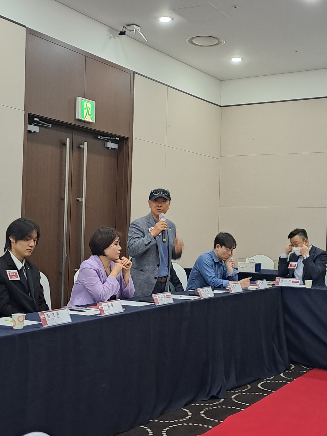 모든 차를 잘 고치는 대현오토미션 이명석 대표님께서 회의테이블에 일어서서 발표를 하고 있습니다.