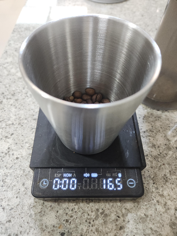 저울 위에 원두 16.5g이 담긴 컵이 올려져 있다.