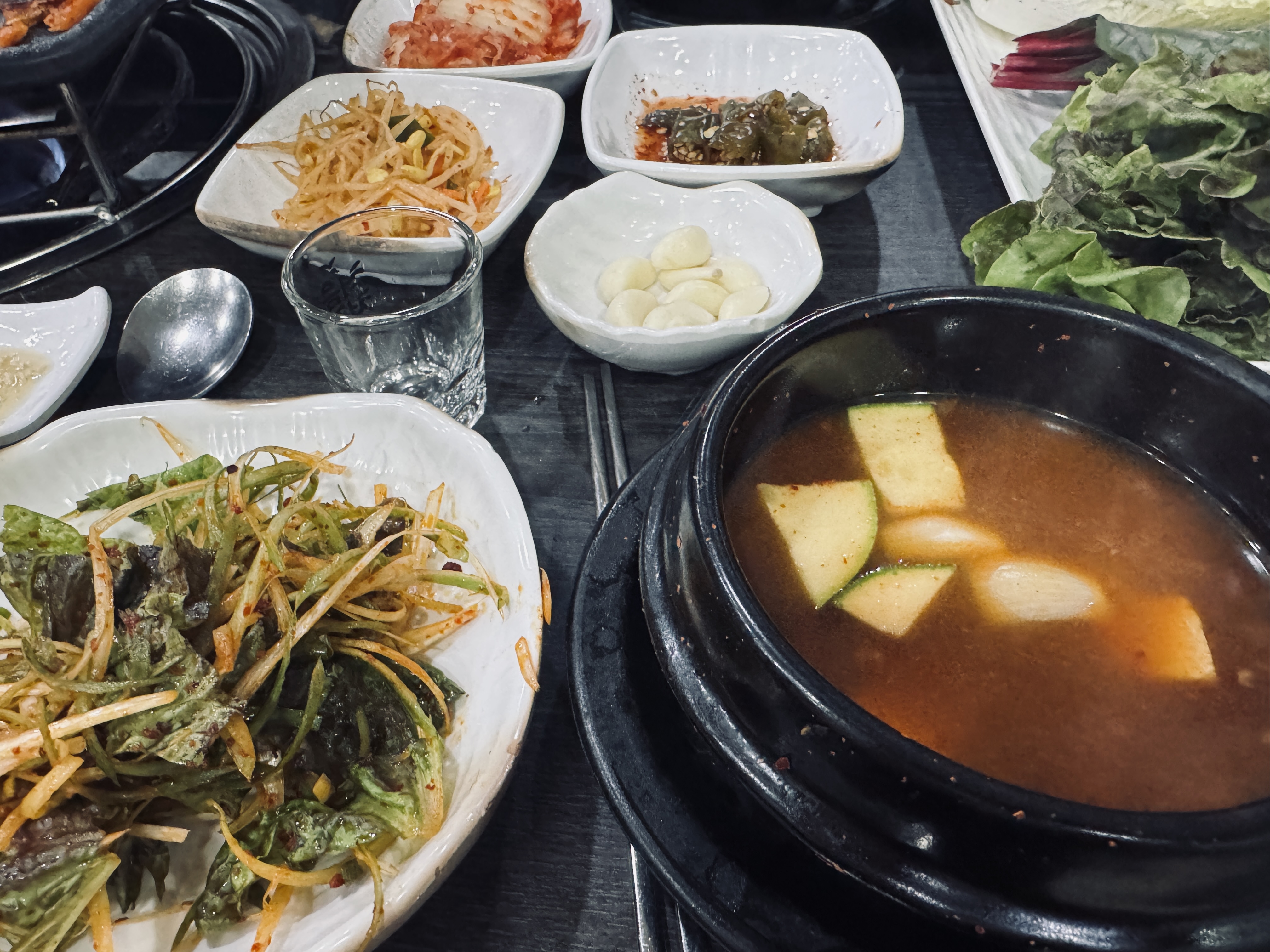 도톰한 뚝배기에 담긴 된장찌개. 각종 밑반찬과 함께 1인 세트로 차려진 상차림. 