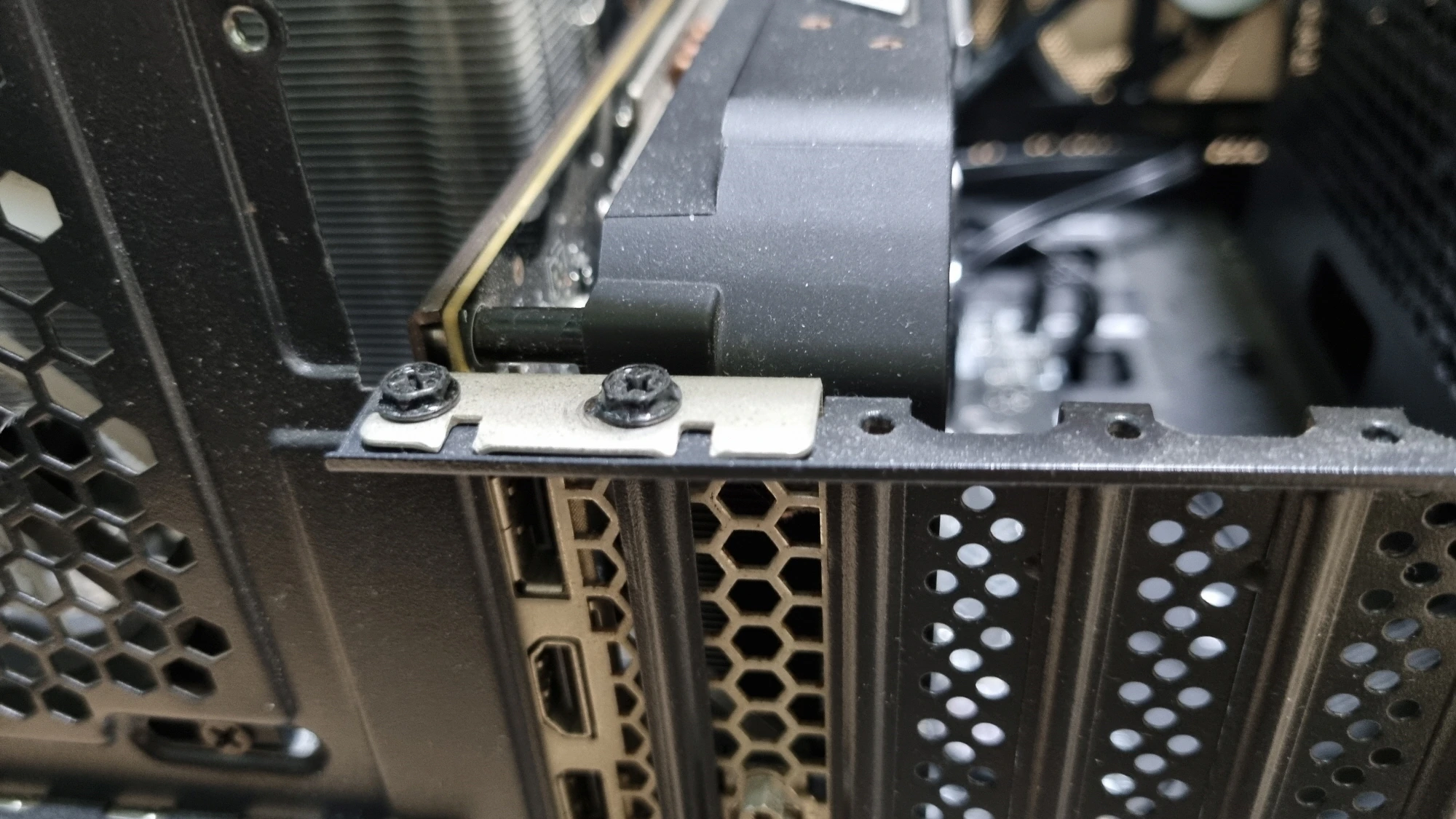 그래픽카드 고정 볼트