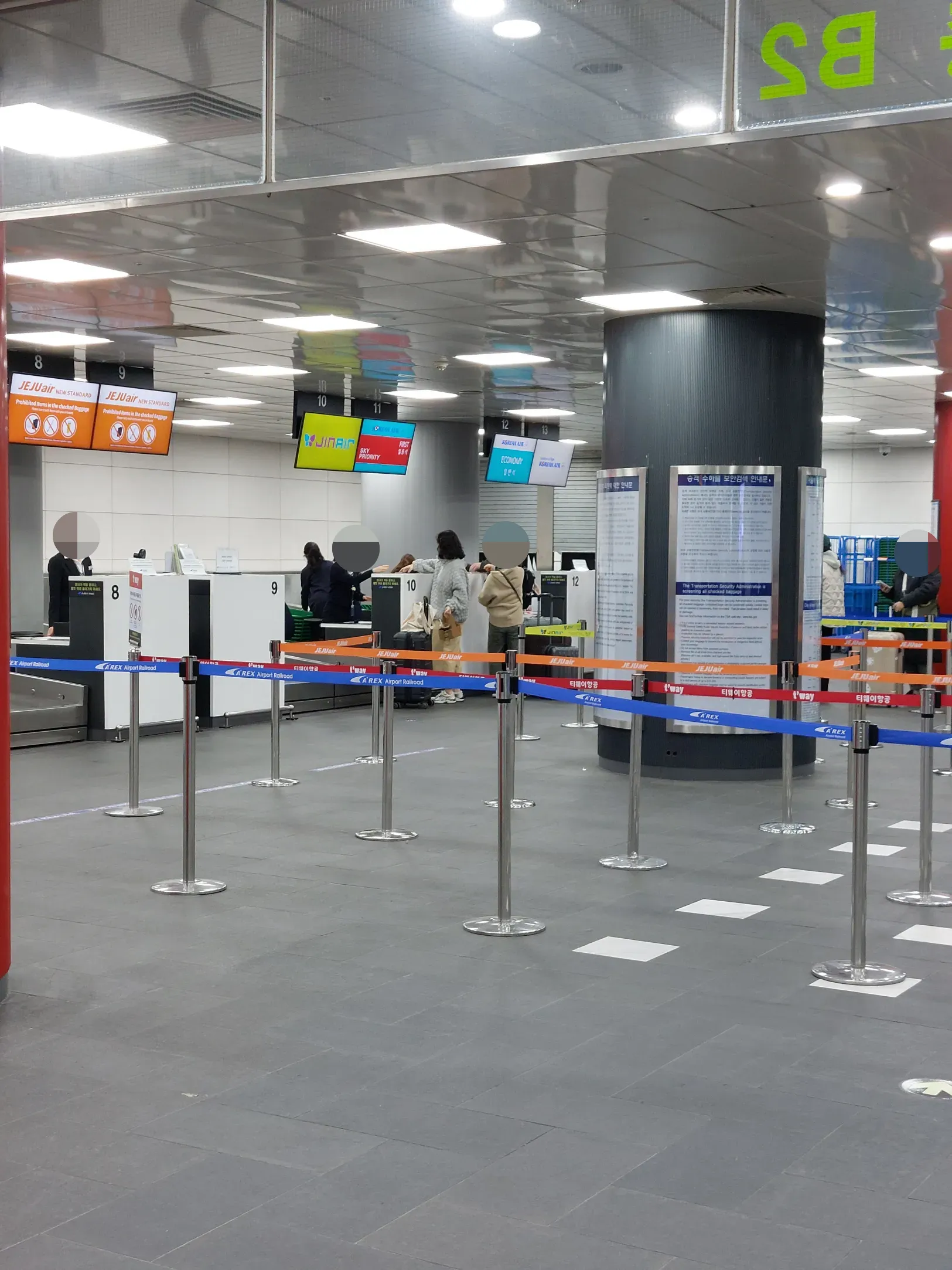 다양한 항공사들의 체크인 대기줄