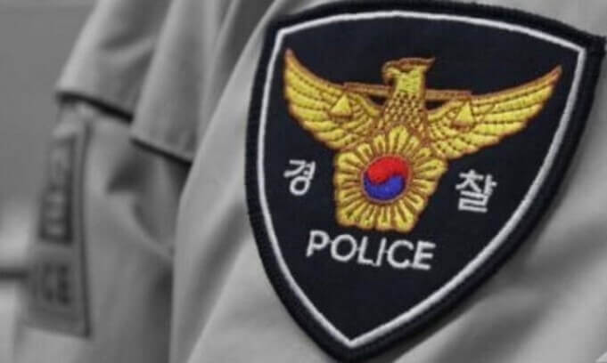 마약범죄수사계 소속 아닌 경찰관 체포 : 마약범죄수사계 소속 아닌 경찰관이 이선균 배우의 수사 정보 유출 의혹으로 체포됨
경찰청 2차 압수수색 : 인천경찰청과 A씨 소속 부서에 대한 2차 압수수색 실시
이선균 마약 투약 혐의 사망 : 마약 투약 혐의로 수사를 받던 이선균 배우가 사망&#44; 사건 관련 논란 확산
