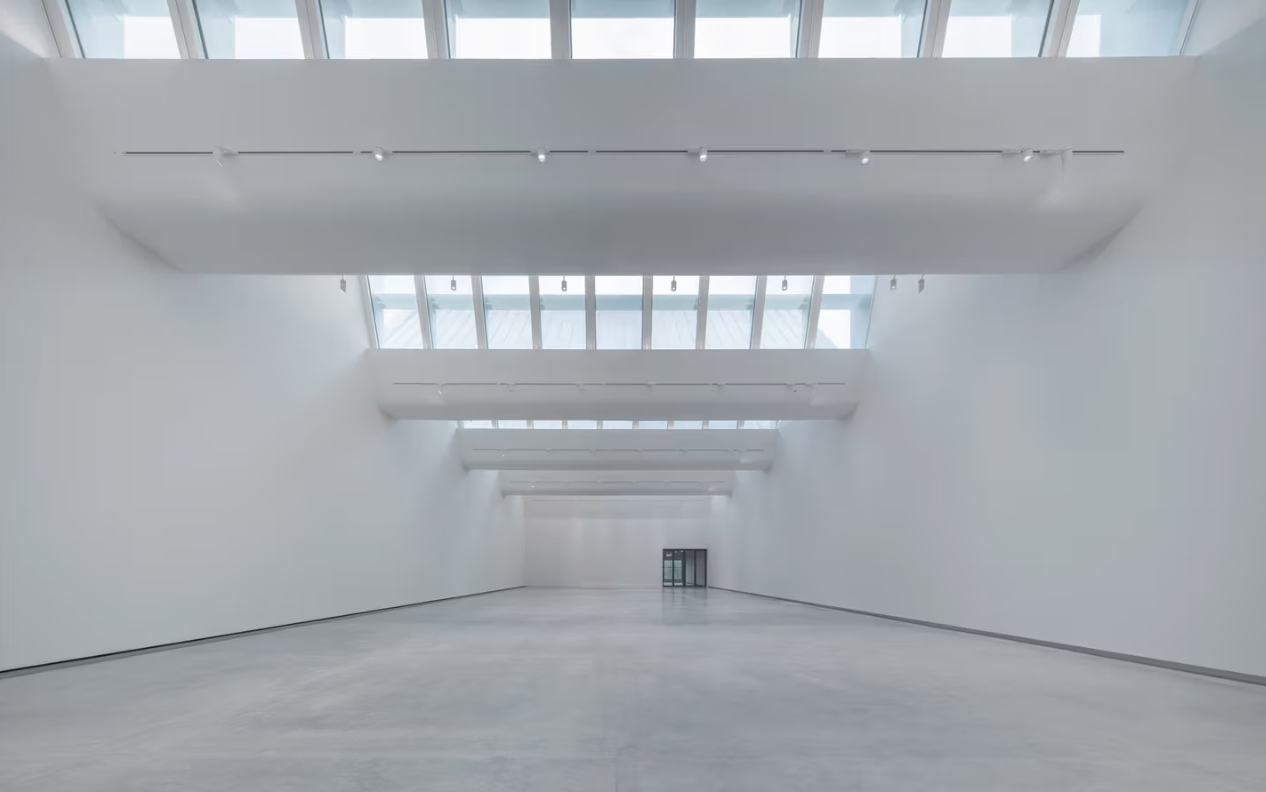 Dib Bangkok 현대미술관 내부 전시실, 천창을 통해 자연광이 들어오는 미니멀한 화이트 큐브 갤러리 공간