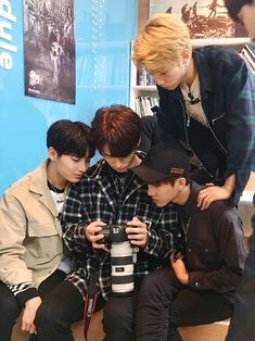 연에인들이-모여앉아-게임을-즐기고-있는-보습