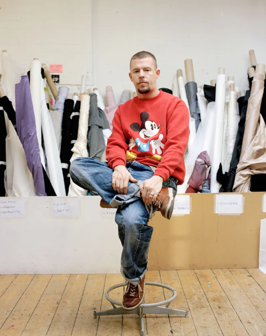 알렉산더 맥퀸(Alexander McQueen)은 1992년 영국 출신의 디자이너 리 알렉산더 맥퀸(Lee Alexander McQueen)에 의해 설립된 럭셔리 패션 브랜드입니다.