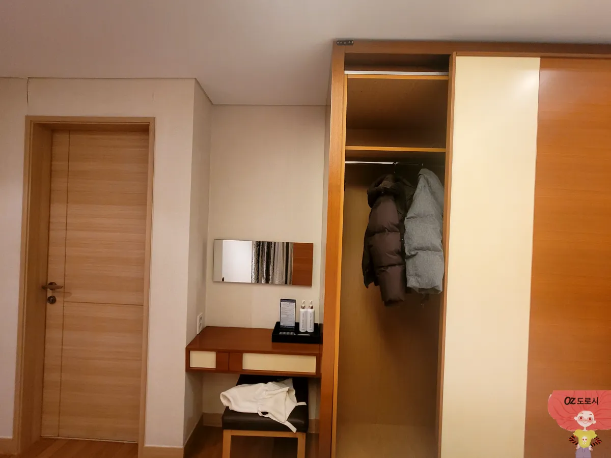 경기도-양평-쉐르빌호텔-침실-옷장-화장대