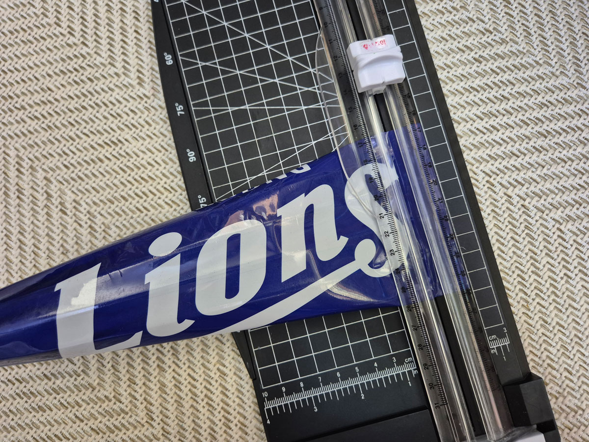 커팅기를 이용해서 필름을 크기에 맞게 자르는 사진