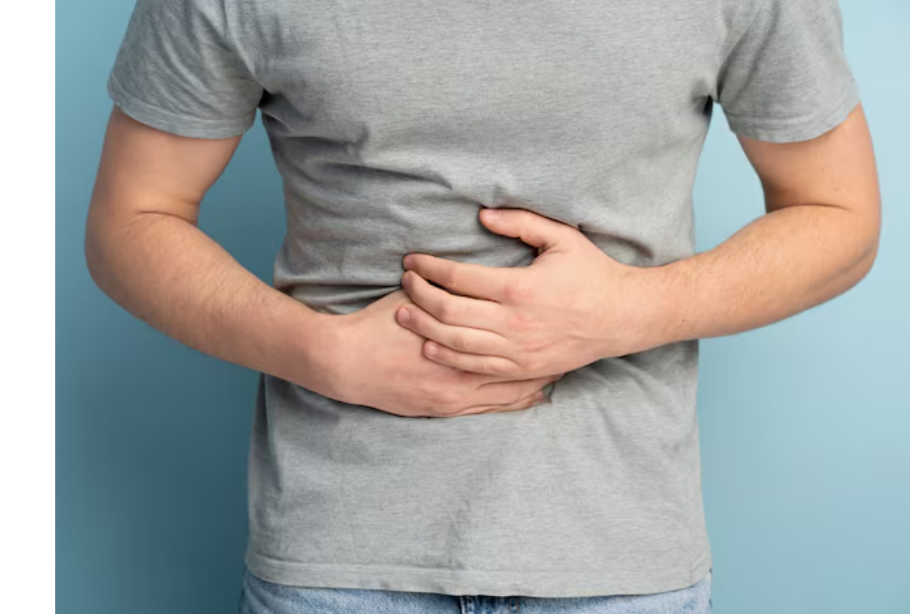 배가 아파서 배 잡고 있는 남자