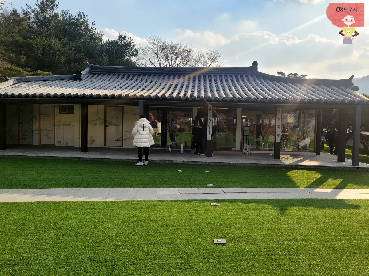 양평 한옥카페 하우스베이커리 별관3동 카페건물 앞으로 깔끔한 잔디길이 보인다