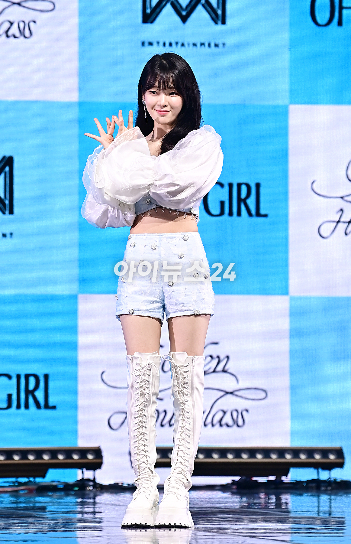 그룹 오마이걸이 24일 오후 서울 광진구 예스24라이브홀에서 진행된 아홉 번째 미니 앨범 &#39;골든 아워글래스&#39;(Golden Hourglass) 발매 기념 쇼케이스에서 무대를 선보이고 있다. [사진=곽영래 기자]