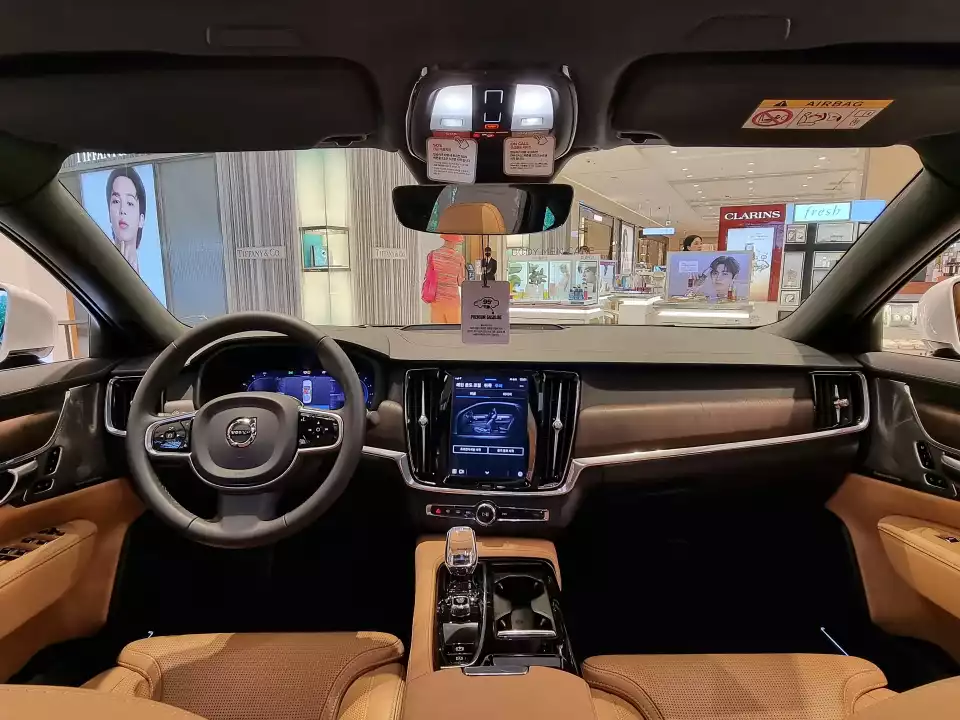 볼보 S90의 실내입니다.