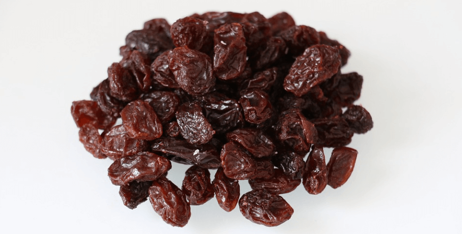 여러개의 건포도가 놓여 있다