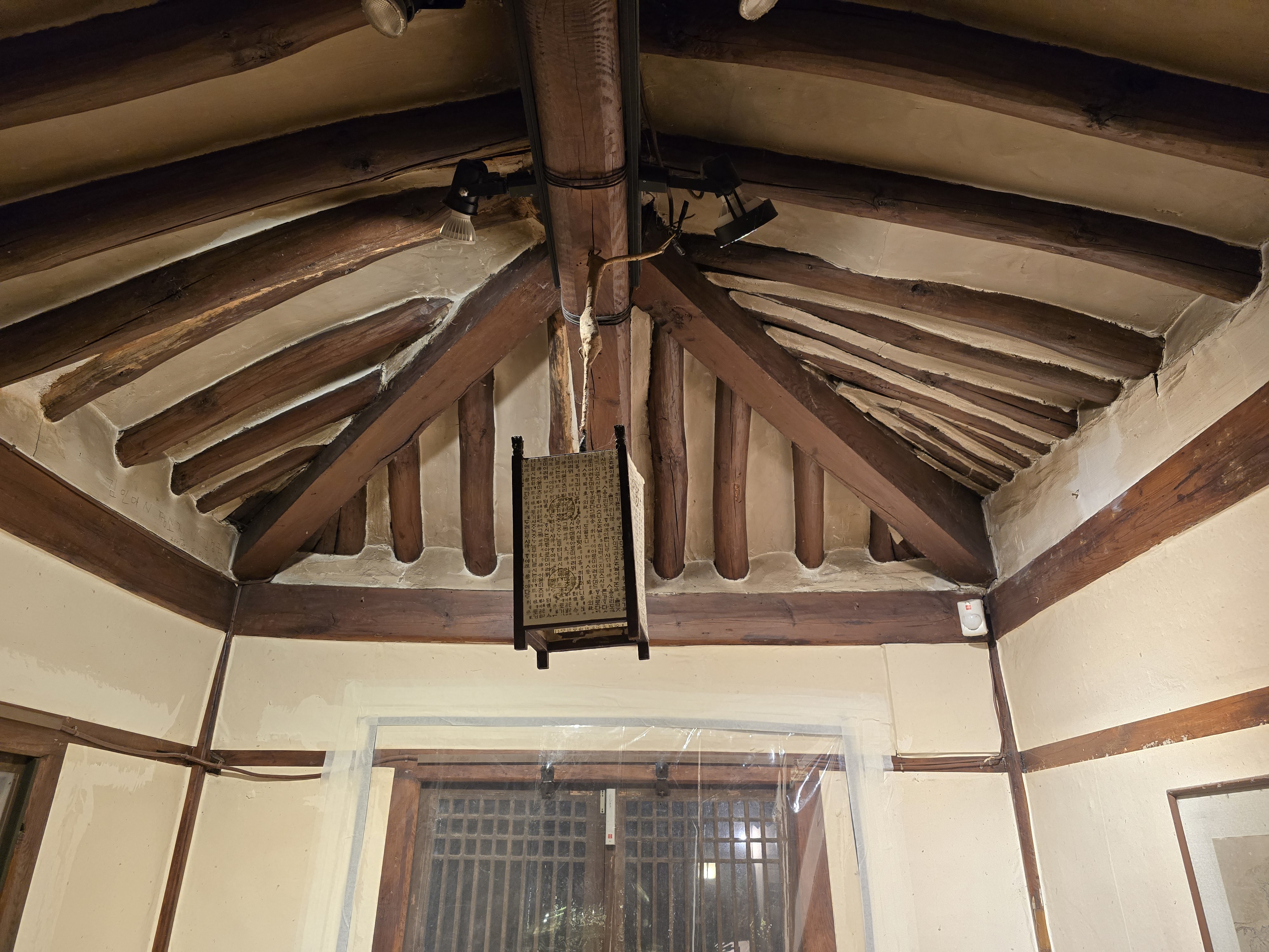 인사동 경인미술관 한옥 서까래