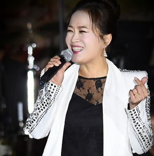 가수 김정연 무대 공연│트로트 가수로 데뷔한 김정연의 무대 장면