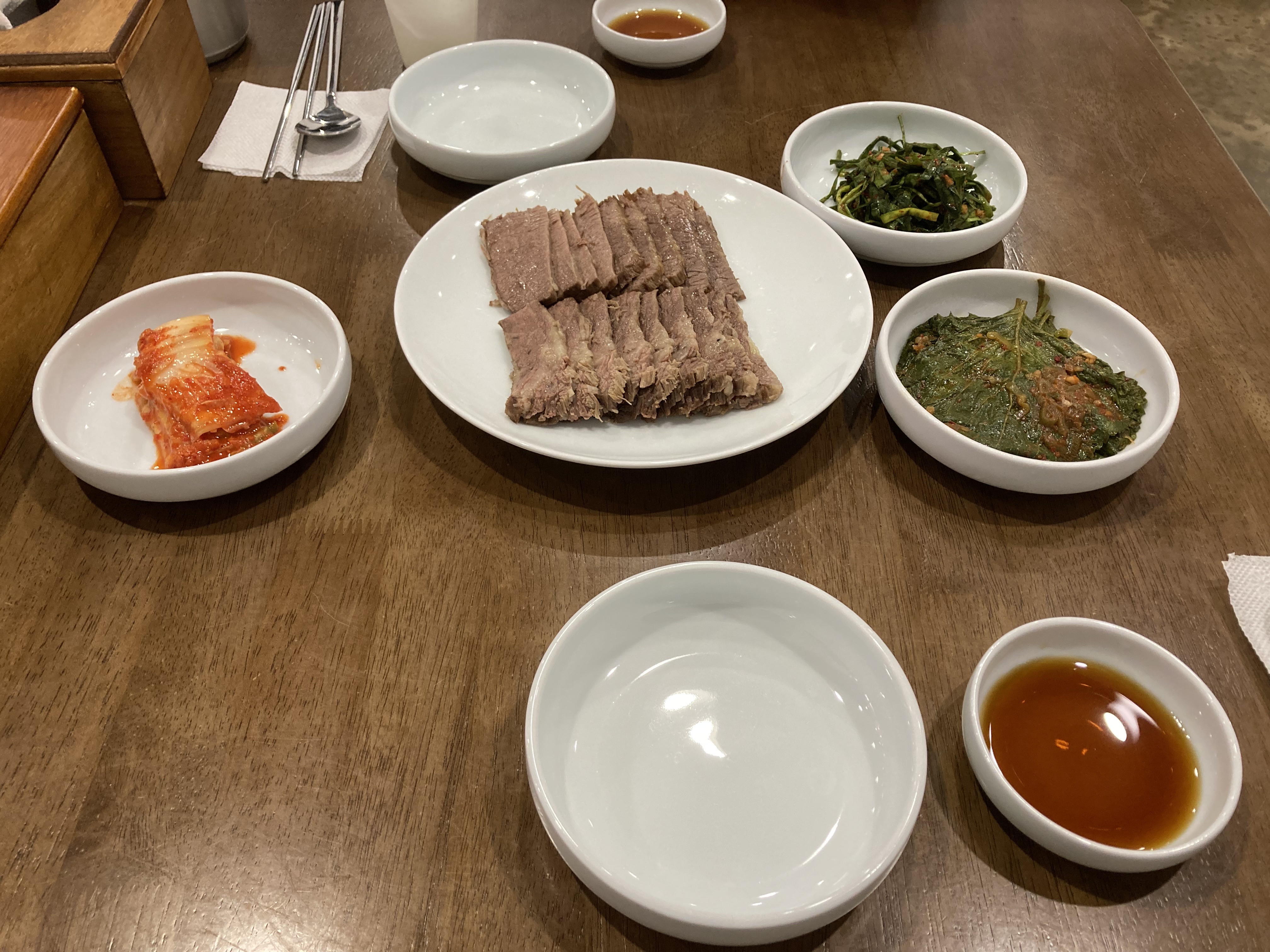 수육과 반찬들이 있는 사진입니다.