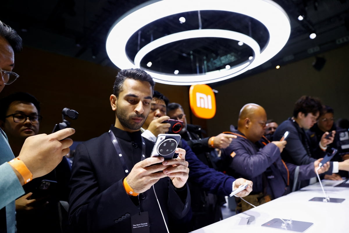지난 3월 스페인 바르셀로나에서 열린 모바일 월드 콩그레스에서 관람객들이 샤오미15 시리즈를 관람하고 있다.