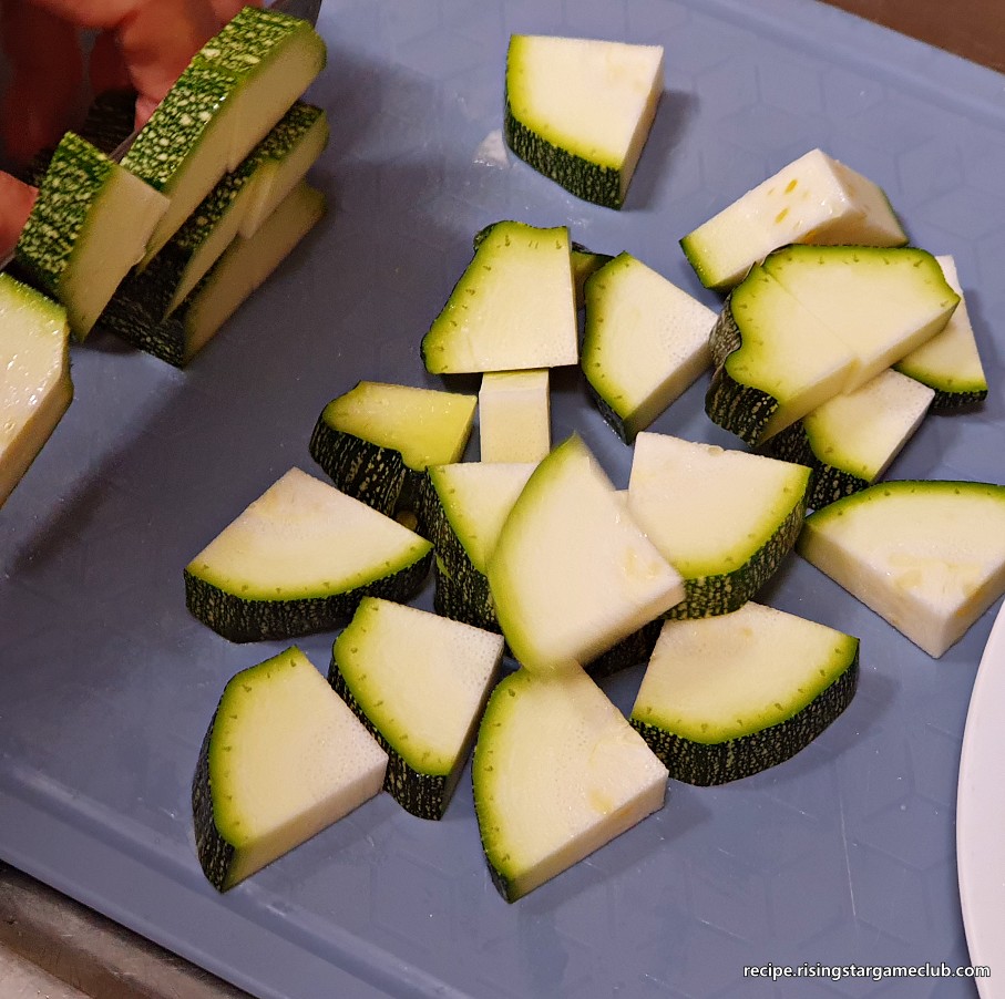 짜장밥에 들어갈 호박을 손질하는 사진