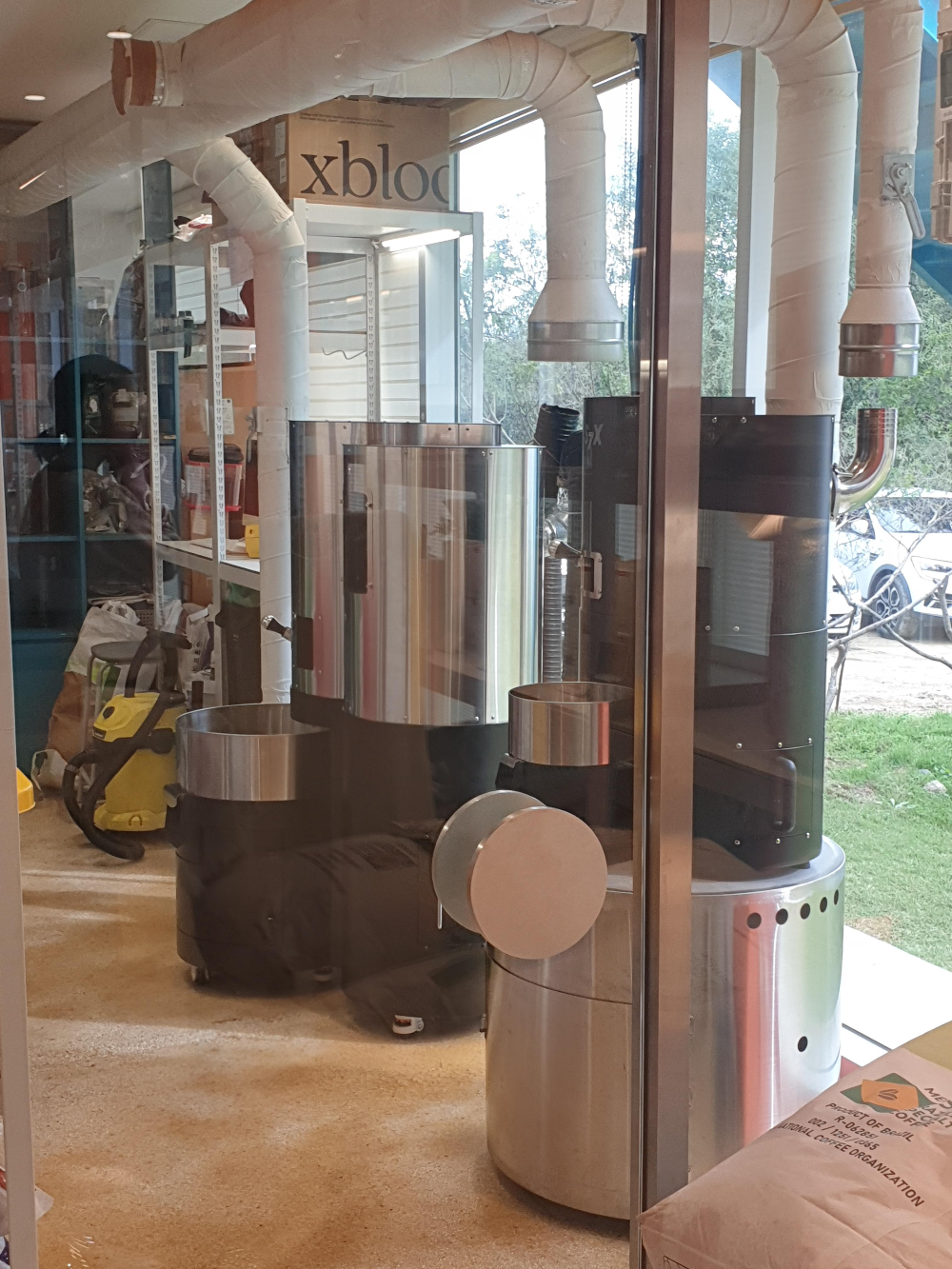 스트롱홀드 로스터기가 2대 설치 되어 있는 로스팅실