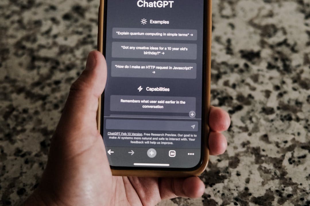 챗GPT 예시 및 기능 설명 화면&amp;#44; 모바일 버전으로 확인하는 중