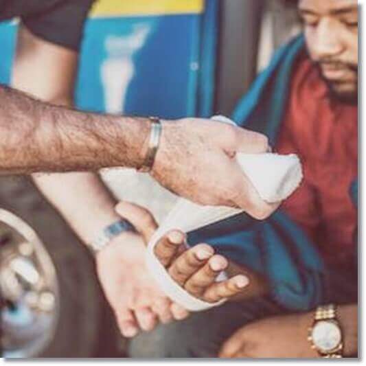 손에 붕대 드레싱하는 남성