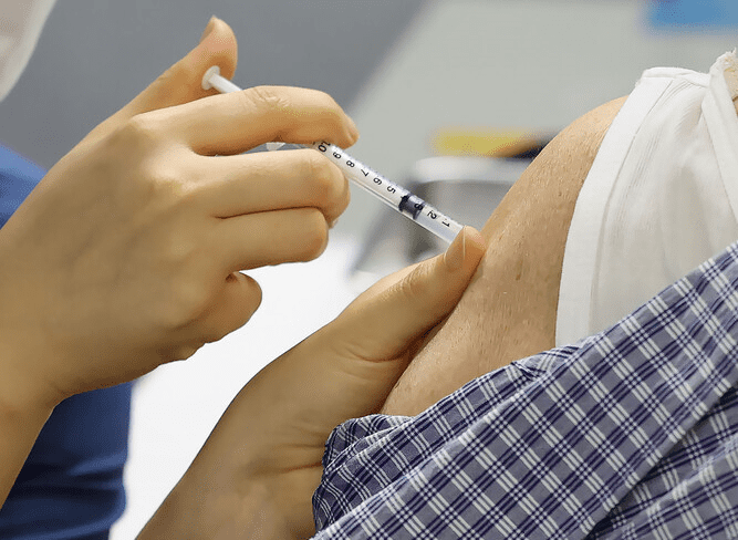 백신-주사-맞는-팔