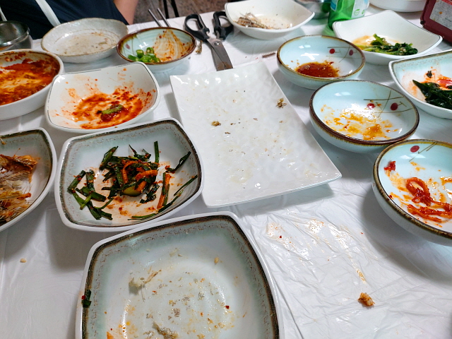 반찬 빈 그릇들