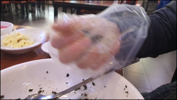 비닐장갑을-끼고-주먹밥을-만드는-사진