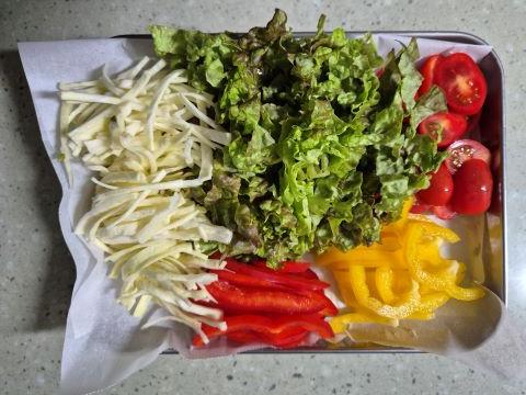 샐러드 재료 준비 - 양배추, 상추, 파프리카 채썰기, 방울토마토 어슷반토막 내기