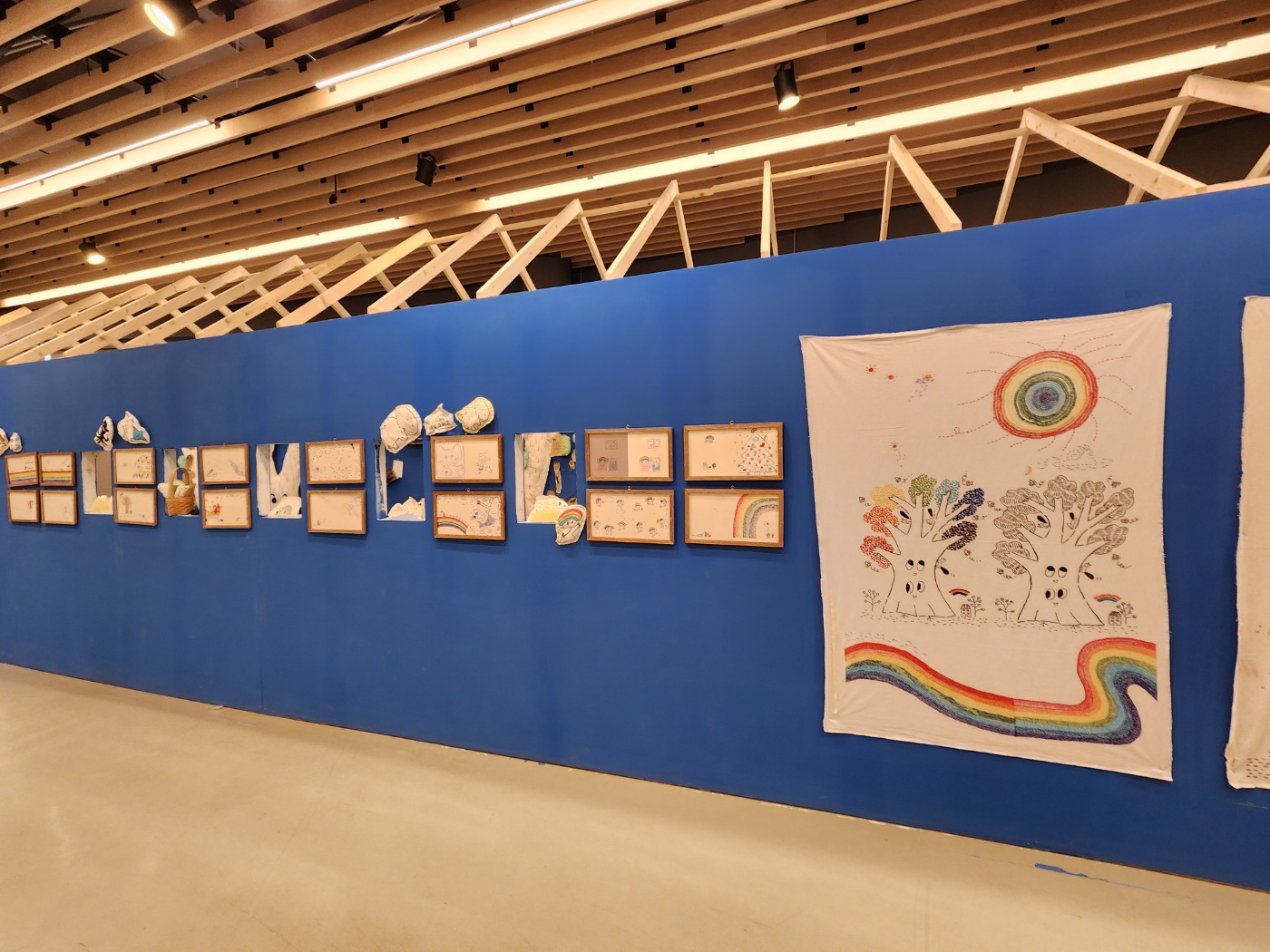 오래된천에 다양한 그림들을 그려 전시중이에요