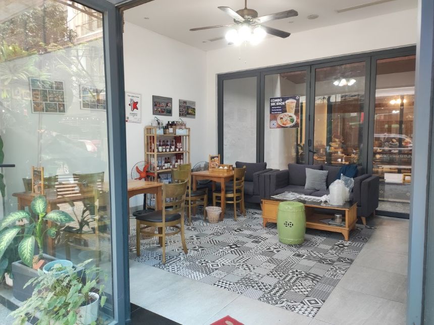 위생적이고 쾌적한 조개죽 식당 내부