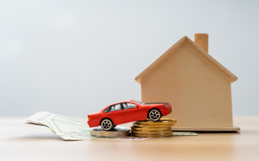 집과 자동차&amp;#44; 동전이 놓여져있다.