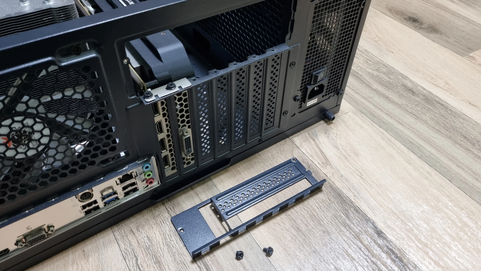 케이스 덮게 열린 모습