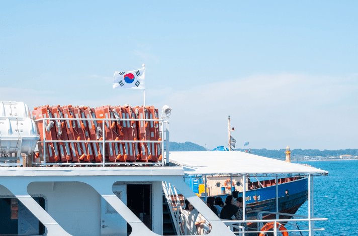 우도로 출항하는 배 사진