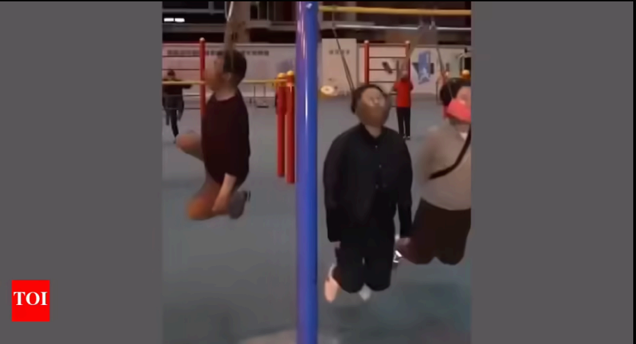 중국, 공원에서 목매달기 운동하는 시니어들