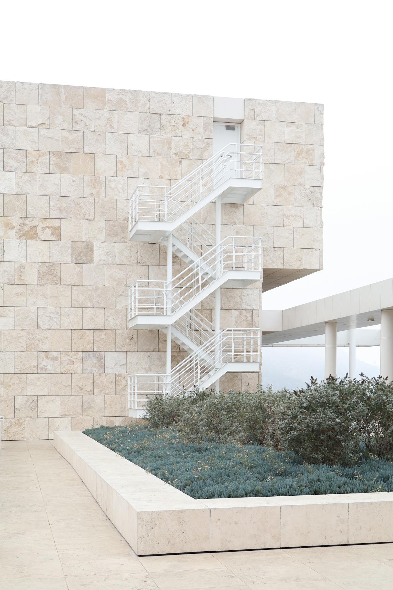 패시브하우스에서 가장 중요한 요소 중 하나는 바로 단열입니다. 일반 건축물보다 훨씬 두껍고 성능이 뛰어난 단열재를 사용하여 건물의 외벽, 지붕, 바닥 전체를 끊김 없이 감싸는 방식으로 시공합니다.