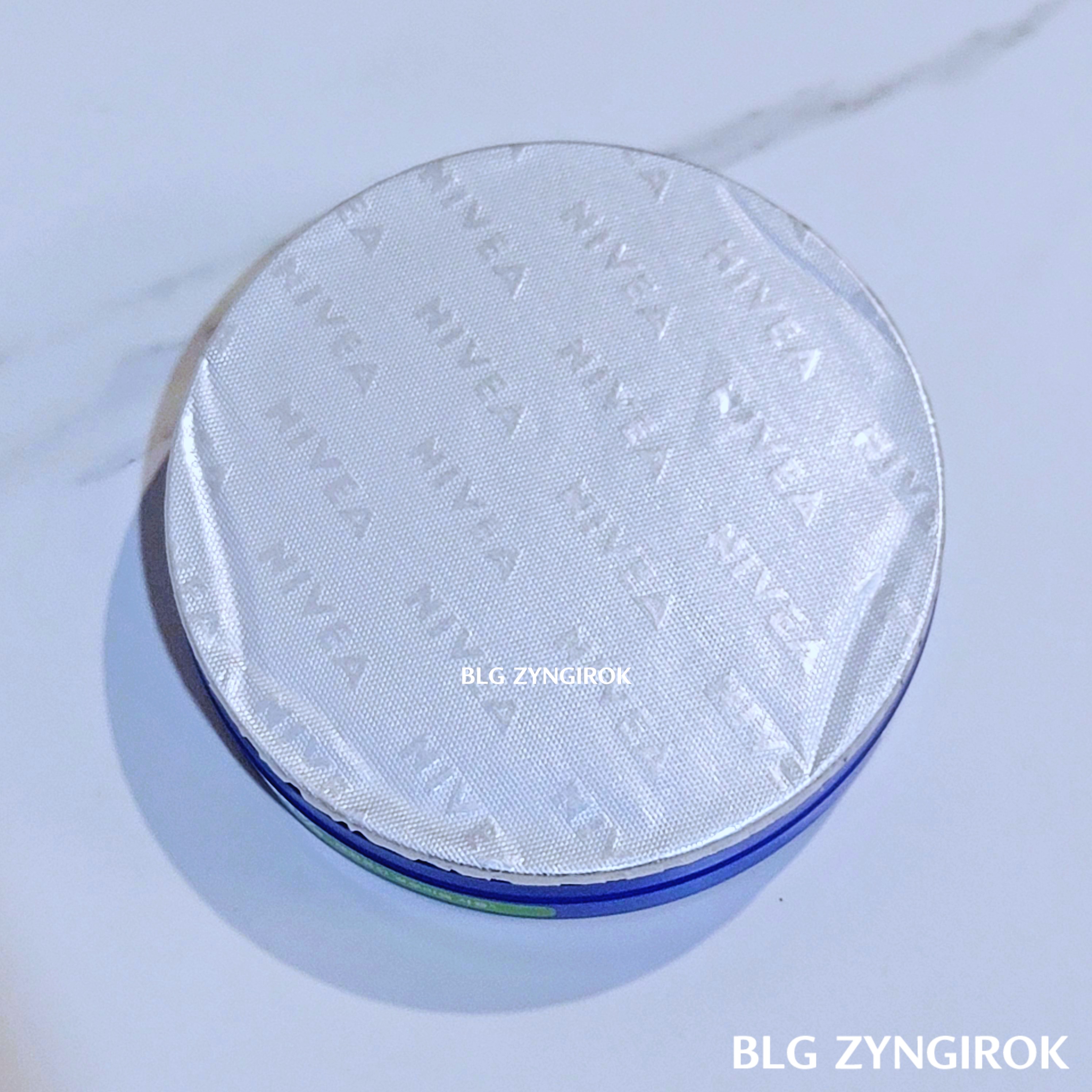 뚜껑을 연 니베아 크림이다. 은박으로 덮여있다.