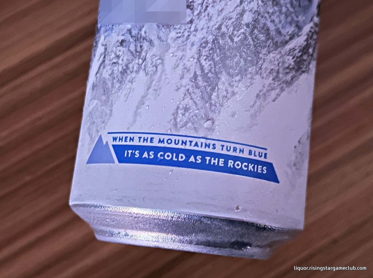 쿠어스 Coors 캔에 변온 잉크로 그려진 산 모양과 영어로 "산이 파랗게 물들면 로키산맥처럼 차갑습니다."라고 적힌 문구