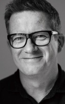 안경을 쓰며 사진을 찍은 매튜 본