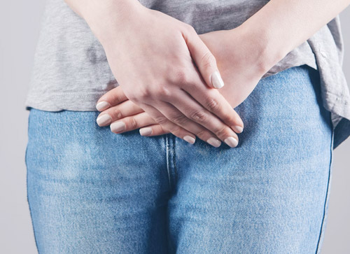 아랫배 쪽에 두손을 모아 통증을 표현한 사진