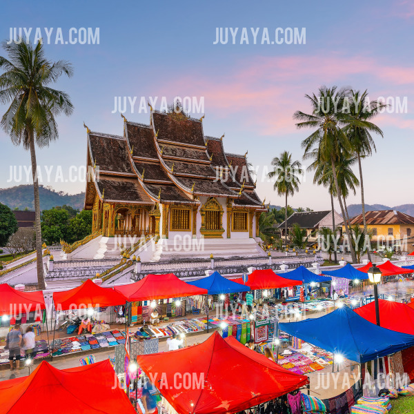 루앙프라방 왓 시엥 통 사원의 저녁 풍경과 아름다운 하늘.