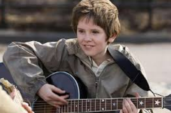 에반테일러의 기타치는 모습