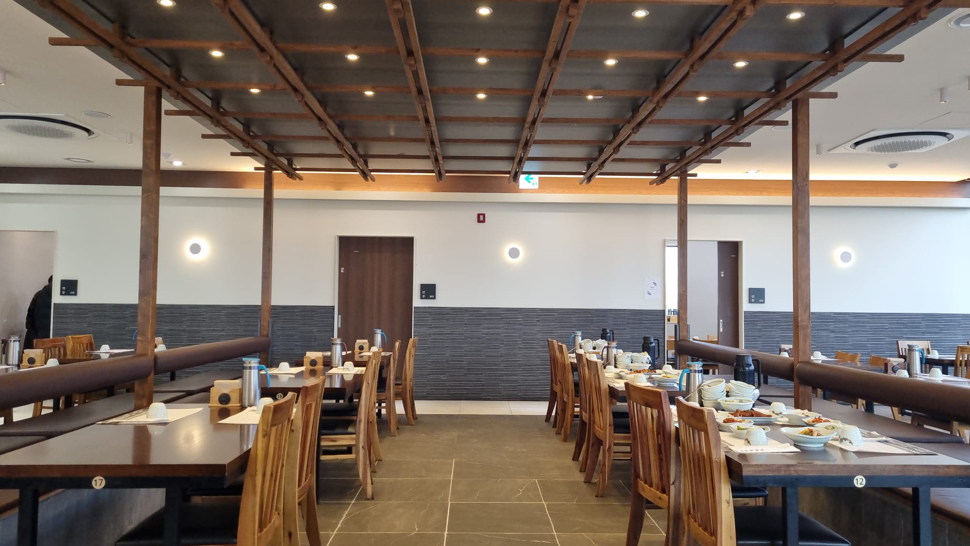 식당 내부를 보여주는 또다른 이미지입니다.