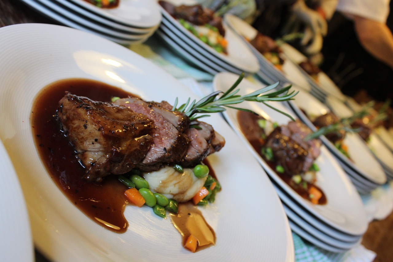 접시에 담긴 영국 전통 요리 선데이 로스트. 구운 고기와 그레이비 소스, 으깬 감자, 채소, 로즈마리 장식이 어우러진 모습.